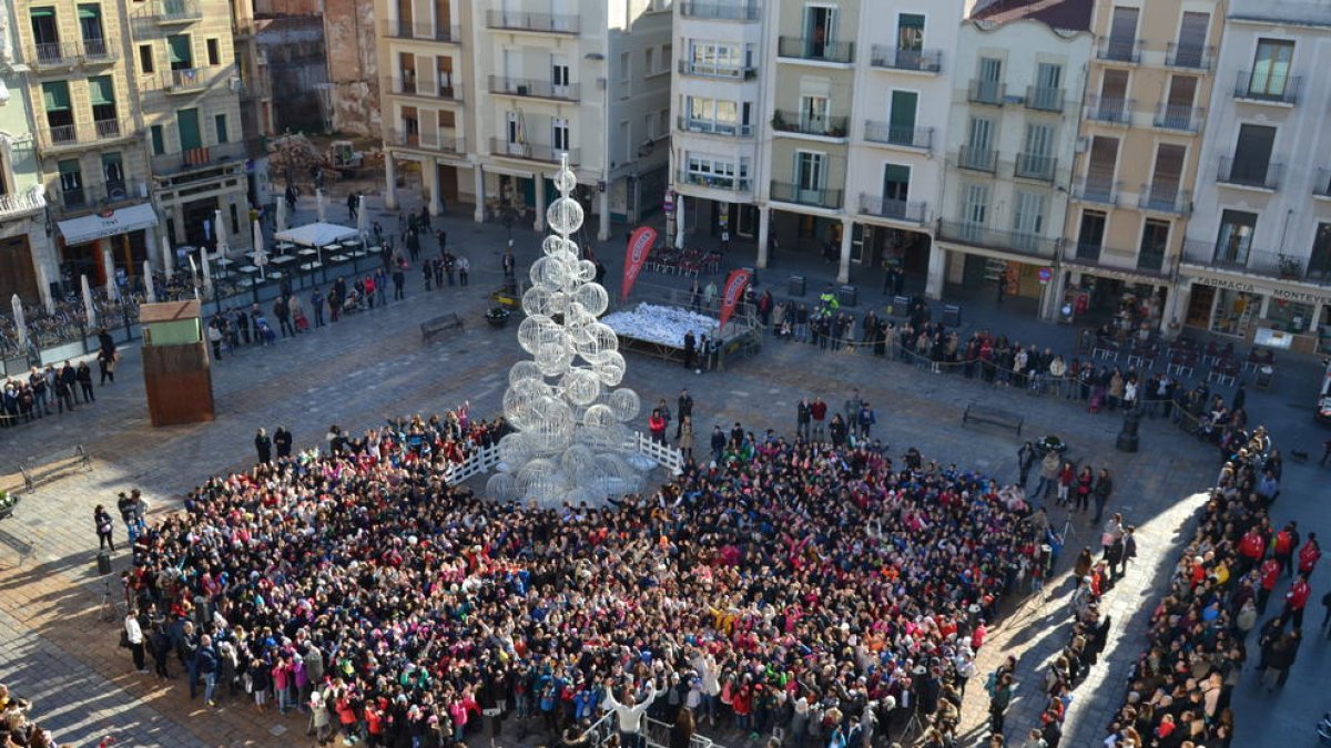 Prop de 1.400 nens i nenes canten la Gran Nadala a la plaça del Mercadal