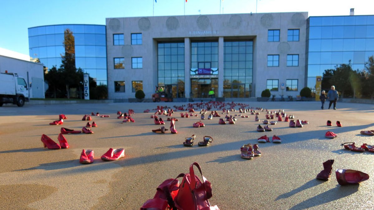 Cambrils escampa sabates vermelles contra la violència masclista a la plaça de l'Ajuntament