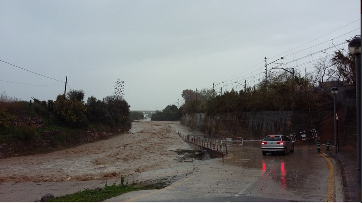 Cortan la riera del Vendrell por los fuertes aguaceros