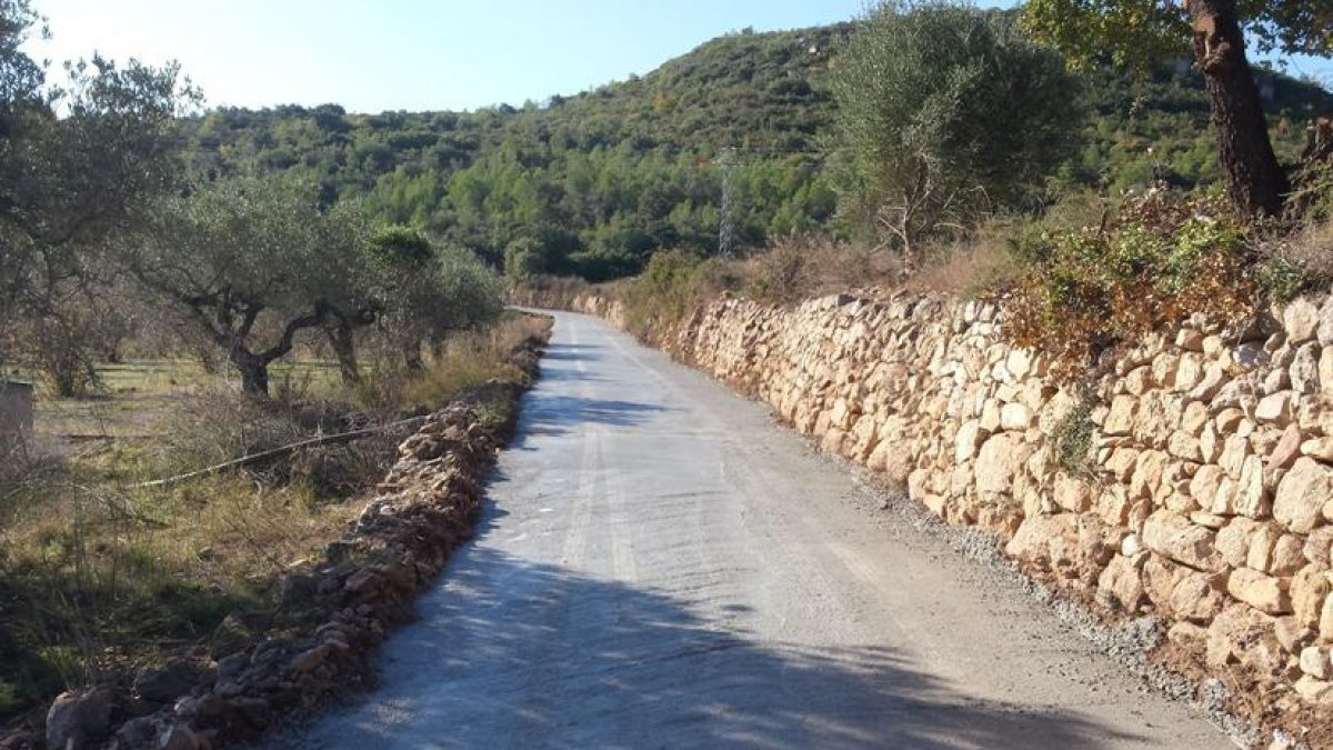 El Ayuntamiento y los vecinos de Alcover se unen para arreglar el camino de la Burquera