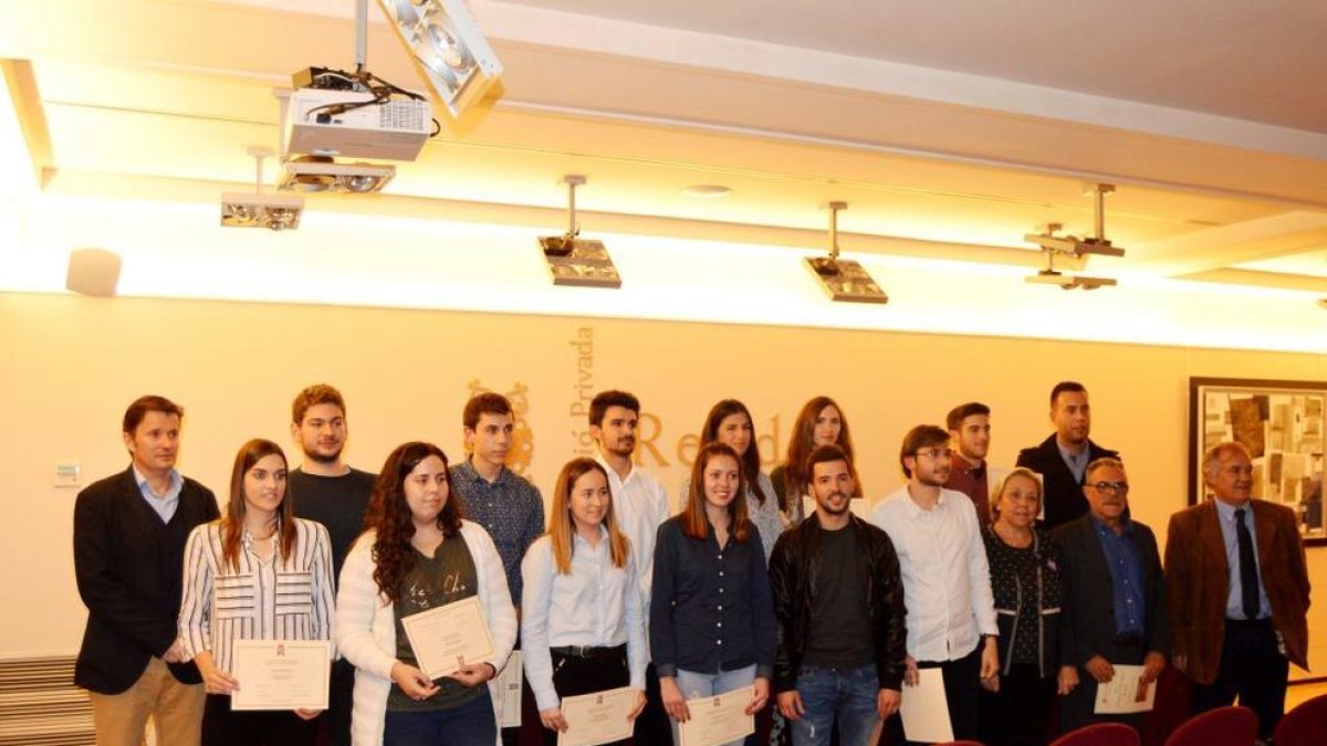 Estudiantes de la Facultad de Economía y Empresa reciben las becas Reddis de movilidad