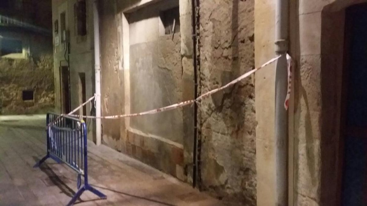 Desprendimiento en una fachada de la Part Alta