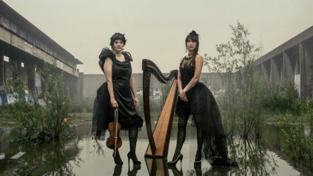 El peculiar dúo de violín y arpa obra de una espluguina actuará en el Caserón de Santes Creus