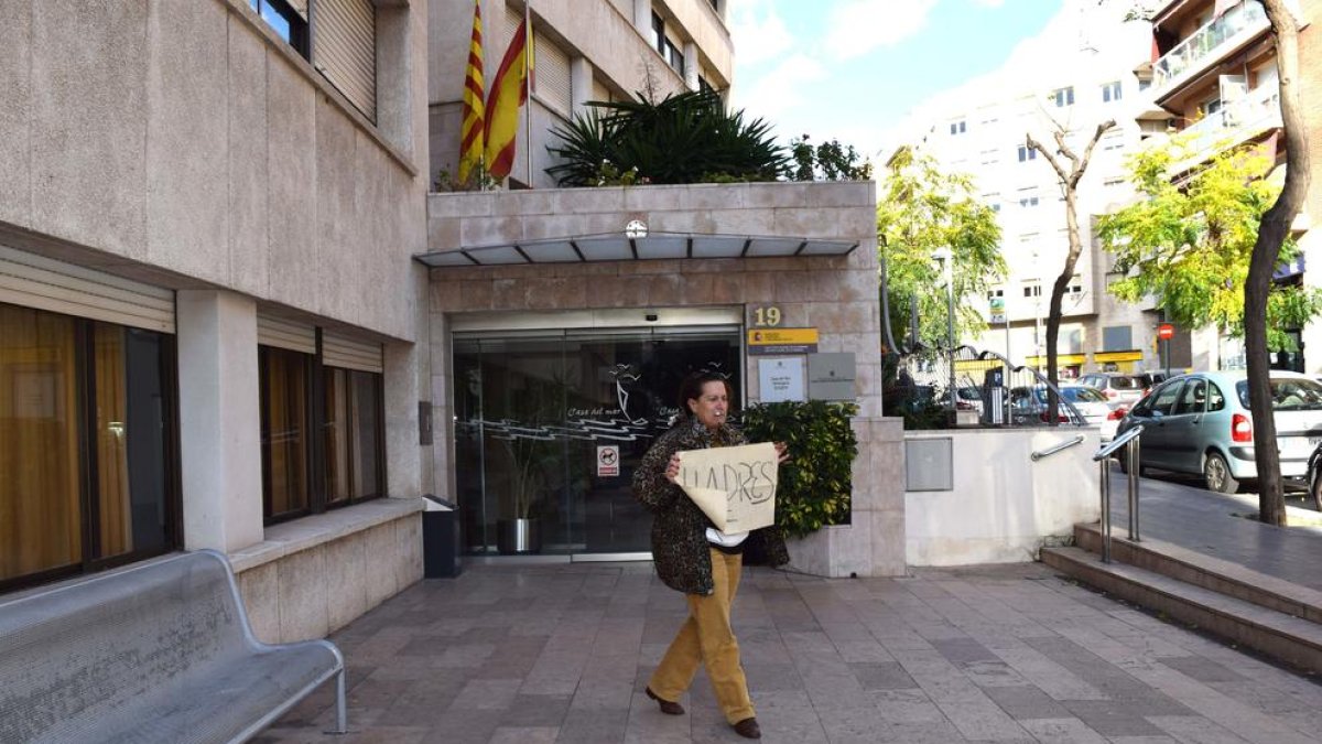 Una mestra prejubilada demana el salari de jubilació perquè percep «menys de 500 euros»