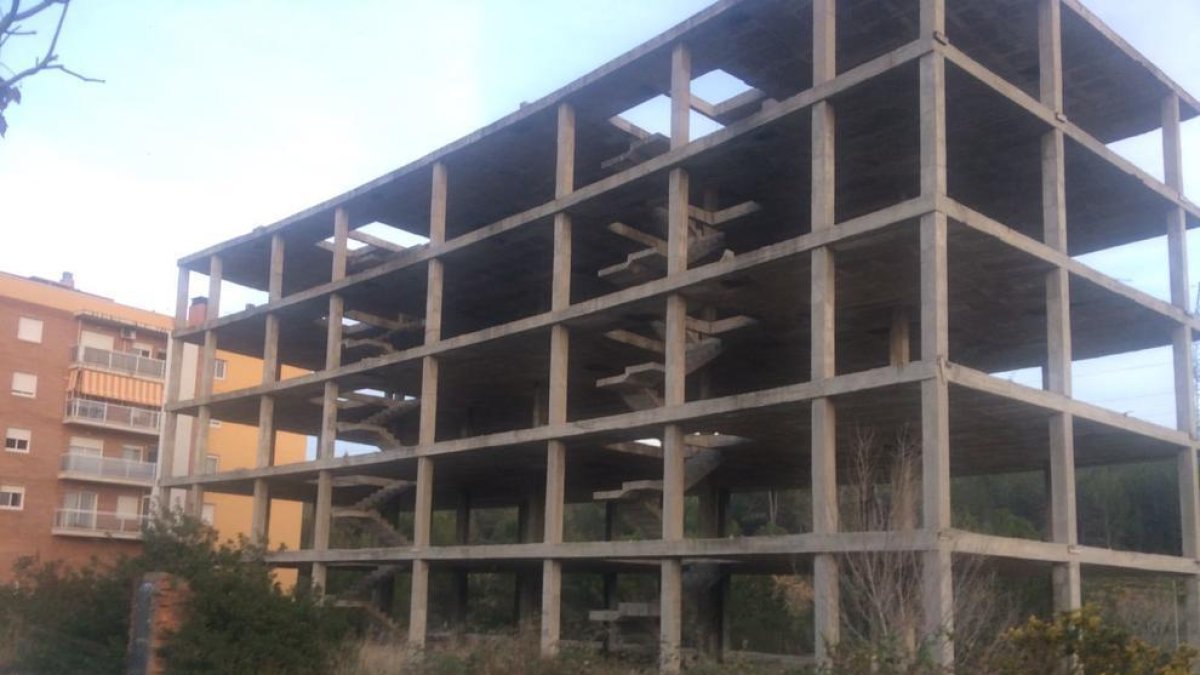 El consistori instal·la la tanca a l'edifici abandonat de Mas dels Cups, a Sant Ramon