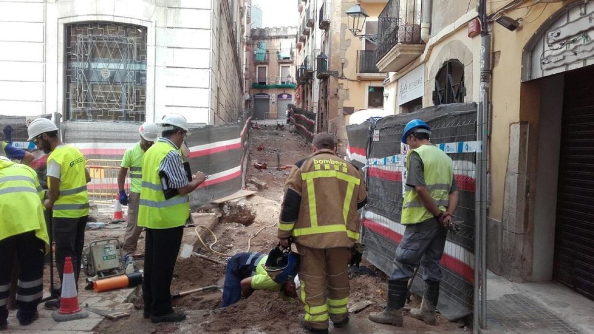 Una fuita de gas en unes obres al costat de la plaça de la Font obliga a evacuar l'Ajuntament i sis persones més