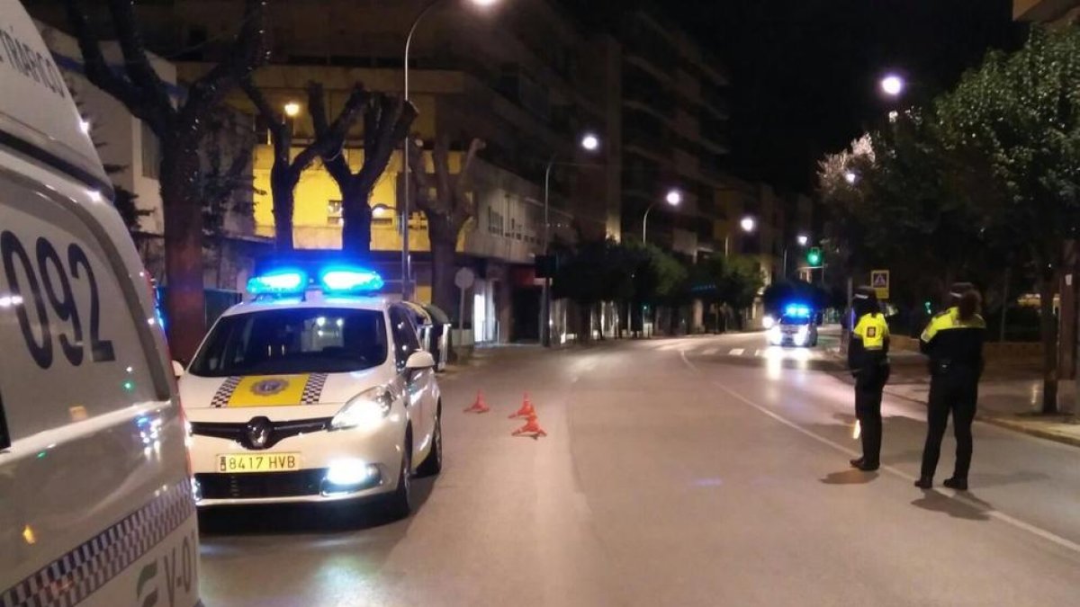 Huye después de chocar con los bolardos de una rotonda, pero se deja la matrícula