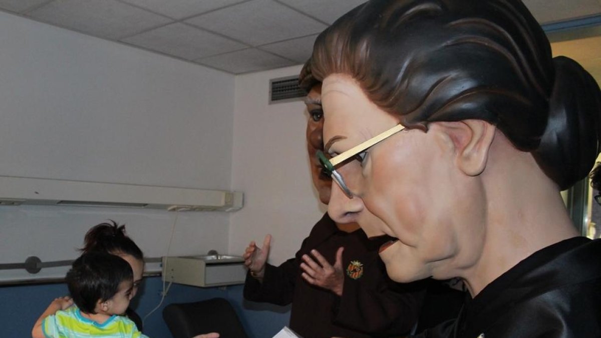 Els Nanos Nous del Seguici Popular de Tarragona visiten l'Hospital Joan XXIII