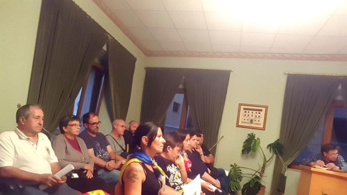 Una vintena de veïns protesten al plenari de Vallmoll per no haver cedit locals l'1-O