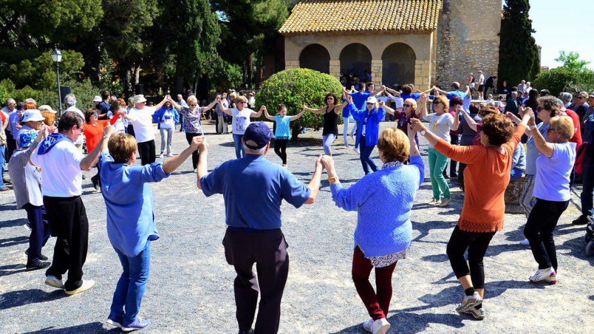 Un centenar de personas se reúnen en la ermita de Berà para celebrar el 28º Aplec de Sardanas