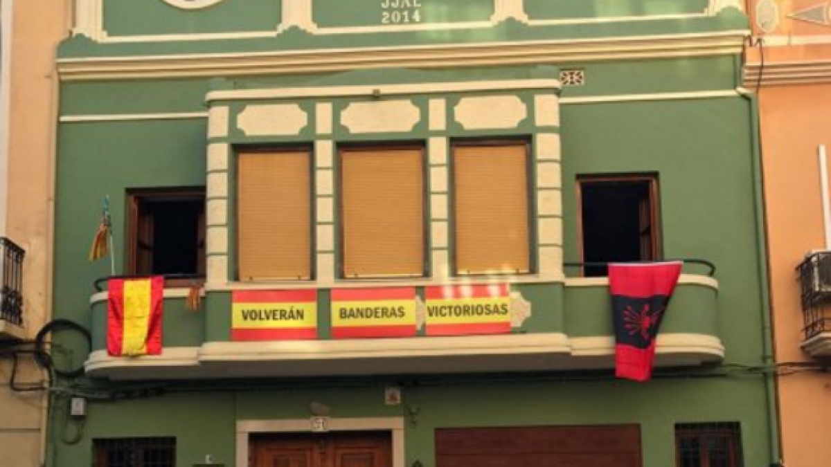 Un vecino de Almufasses exhibe banderas franquistas en el balcón de su casa
