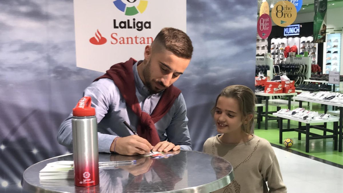 Omar Perdomo signa autògrafs a El Corte Inglés