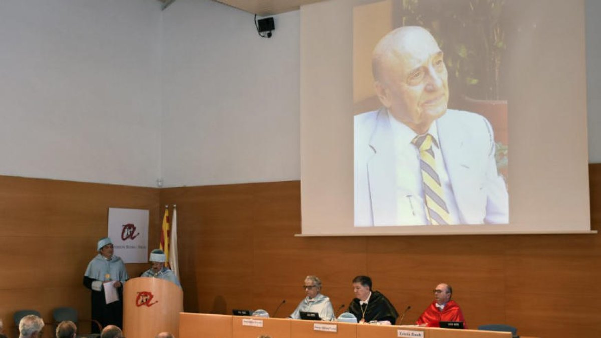 El antropólogo Claudi Esteva, investido como doctor honoris causa a título póstumo por la URV