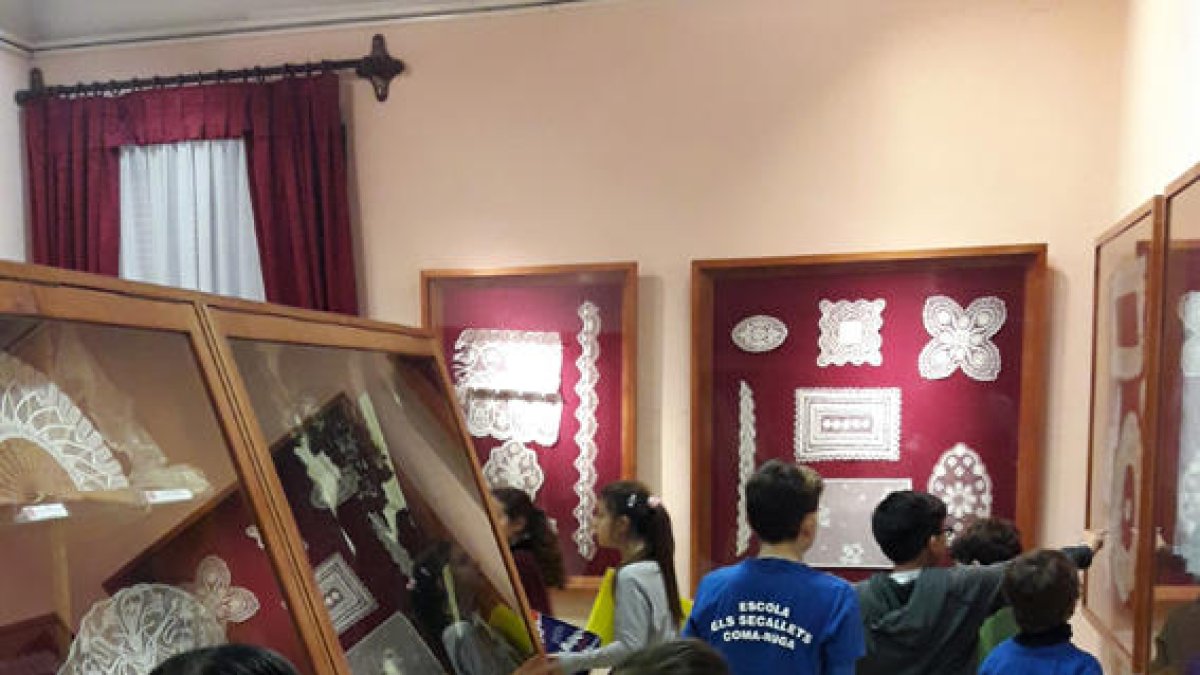 270 alumnes visiten el Museu de Punta al Coixí i l'Escola de Puntaires de l'Arboç
