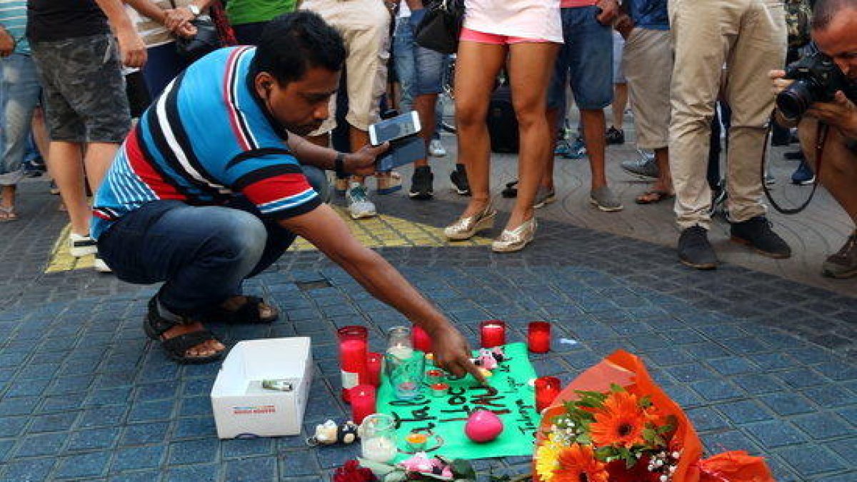 Los ciudadanos depositan flores y velas en recuerdo a las víctimas