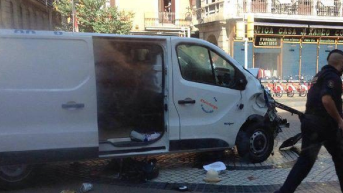 El autor del atropello ha abandonado la furgoneta a la altura del Liceo.