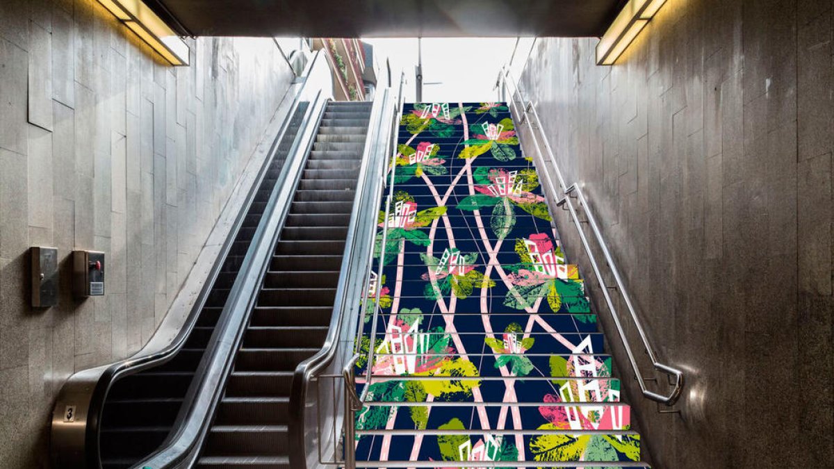 La il·lustració d'una alumna de l'Escola d'Art i Disseny de la Diputació llueix a les escales del metro de Barcelona