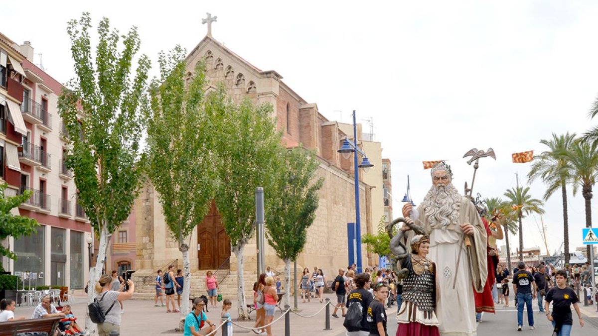 Una docena de 'colles' en la Trobada de Gegants de las fiestas de Carme del Serrallo