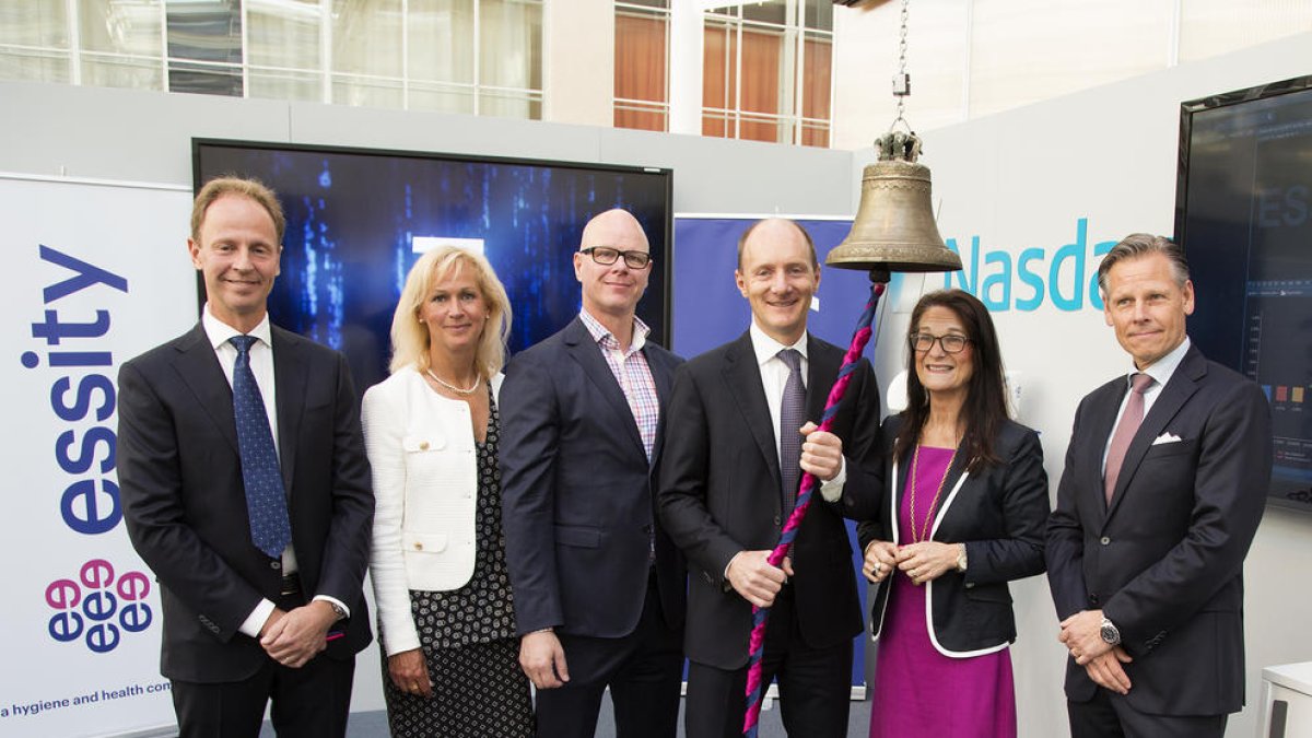 Foto del toc de campanya a la borsa d'Estocolm per part de Magnus Groth, president i CEO d'Essity, aquest dijous.