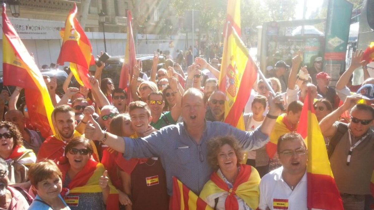 Desenes de milers de persones omplen el centre de Barcelona per marxar a favor de la unitat d'Espanya