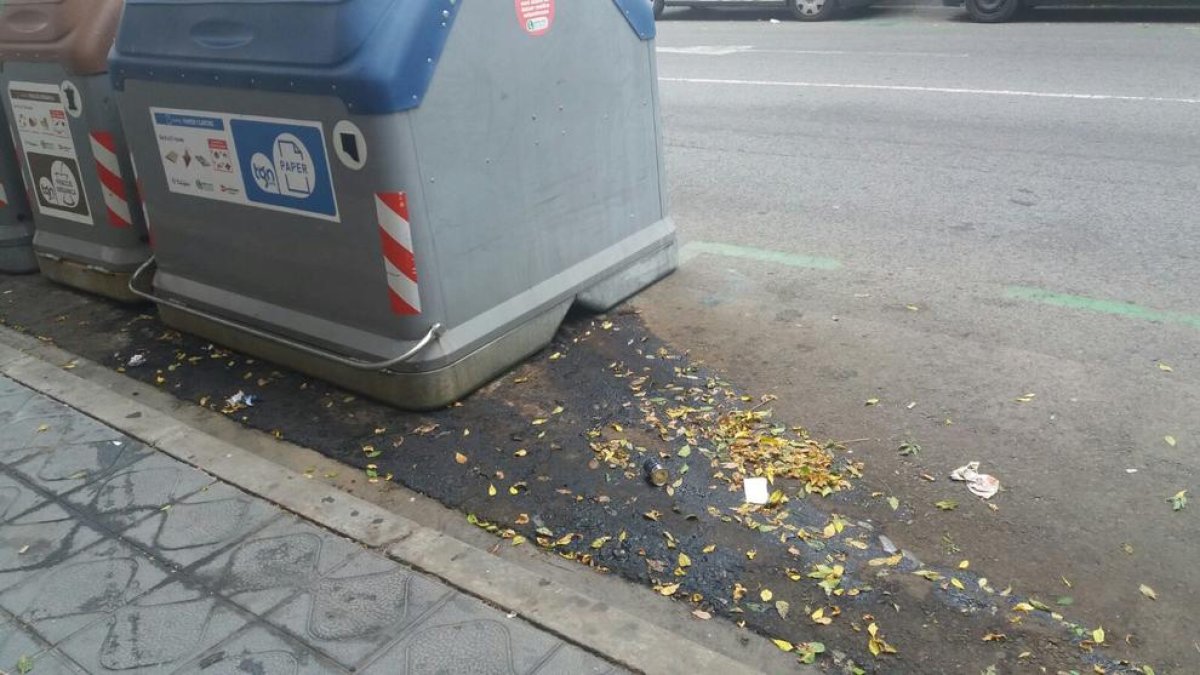 Contenedores de Tarragona, rodeados de suciedad