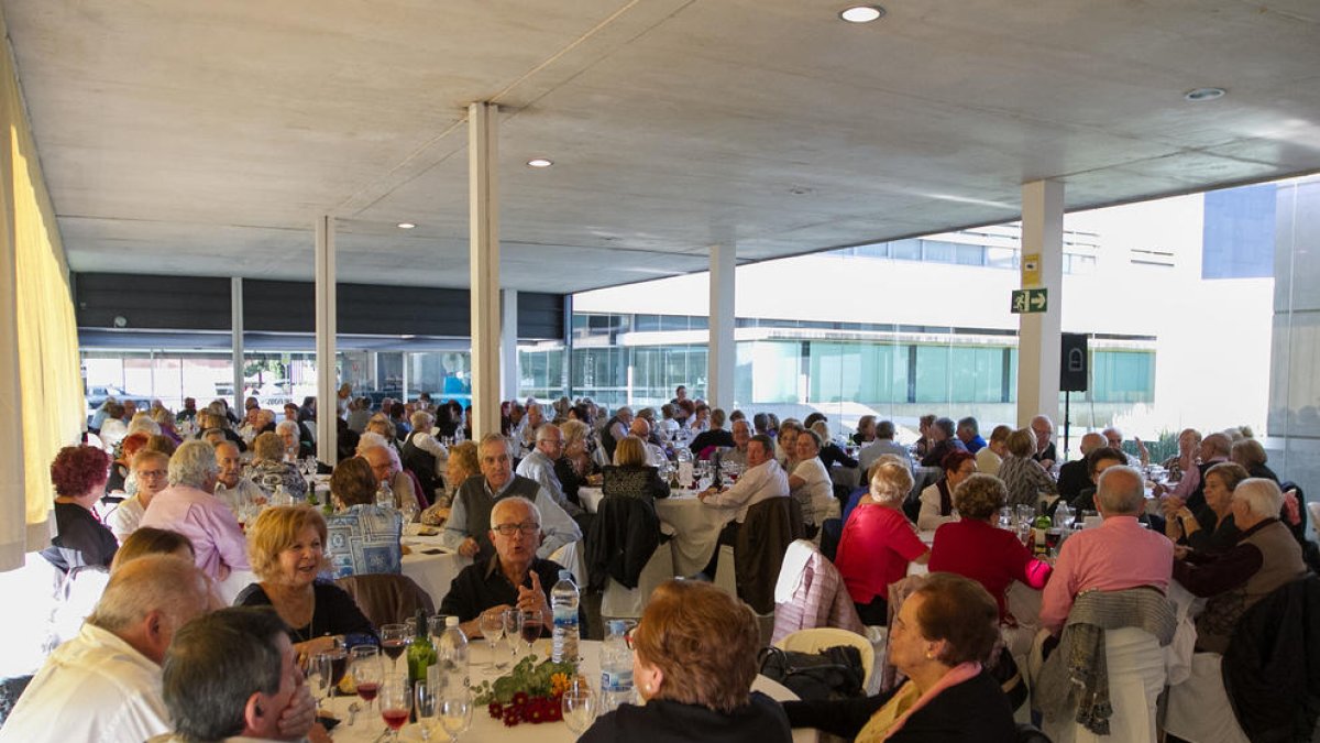 Salou homenatja la gent gran amb un dinar al Teatre Auditori