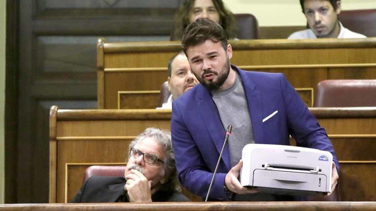 Rufián muestra al Congreso una «Samsung republicana» y Santamaría lo acusa de hacer un «teatrillo»