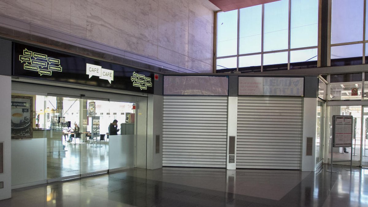 Sis dels vuit locals comercials que té l'estació de tren estan tancats