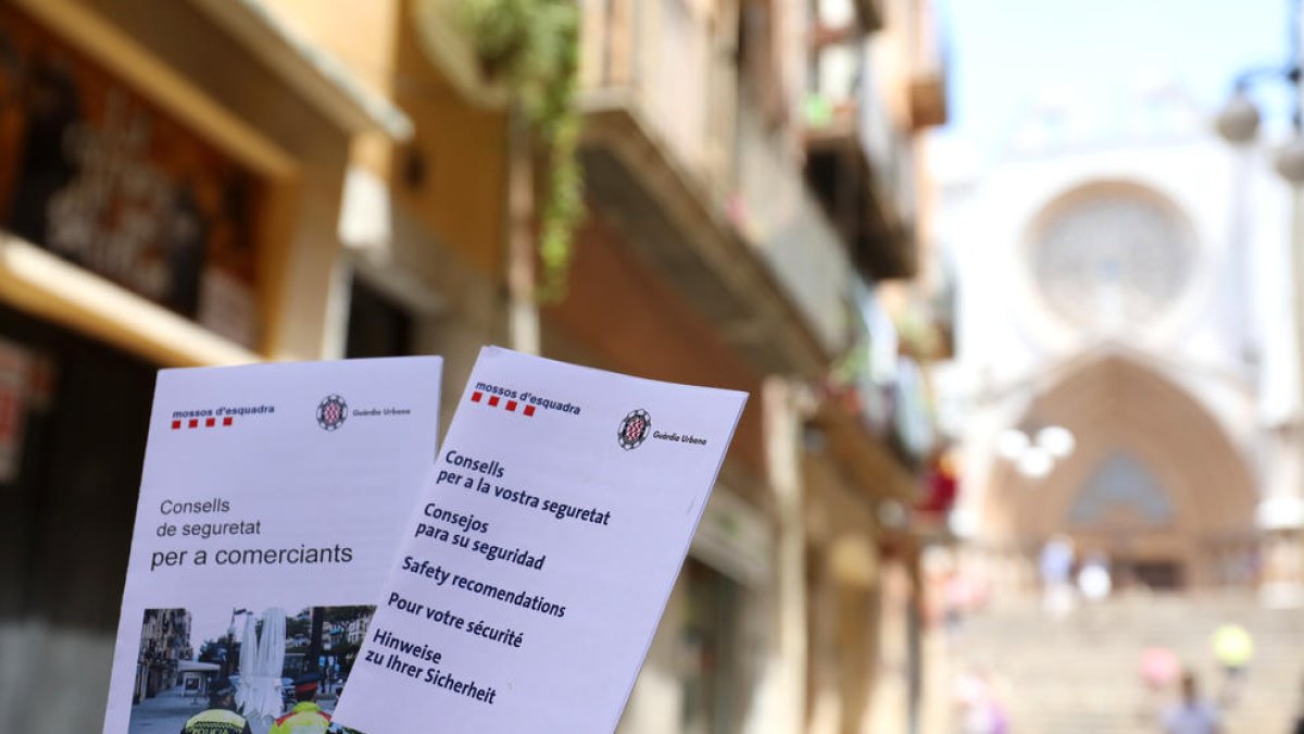 Els comerços del carrer Major reclamen més patrulles a peu per combatre els carteristes