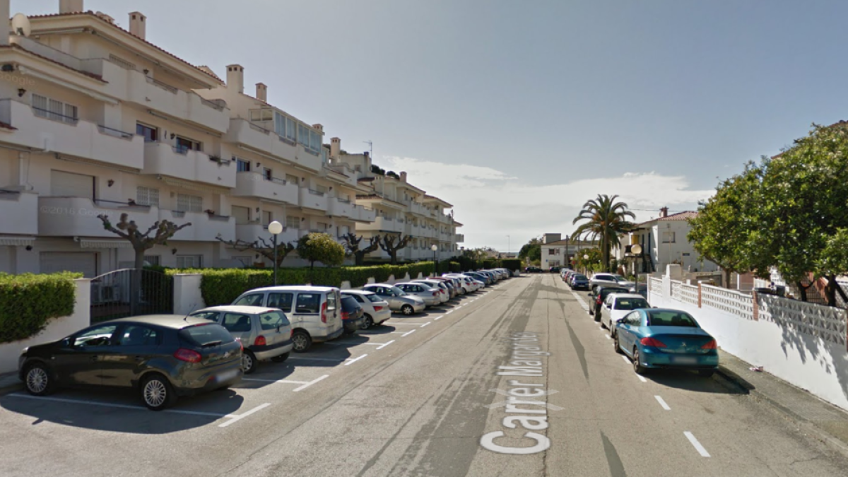 Un coche totalmente calsinat en Cambrils