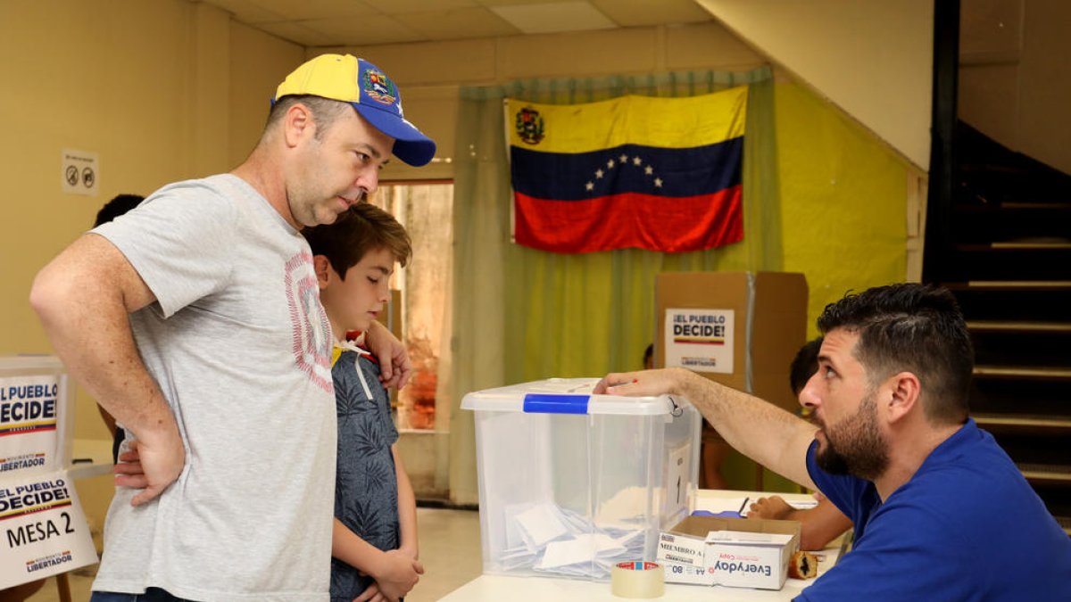 Les eleccions veneçolanes convocades per Maduro, objecte de vot a la ciutat