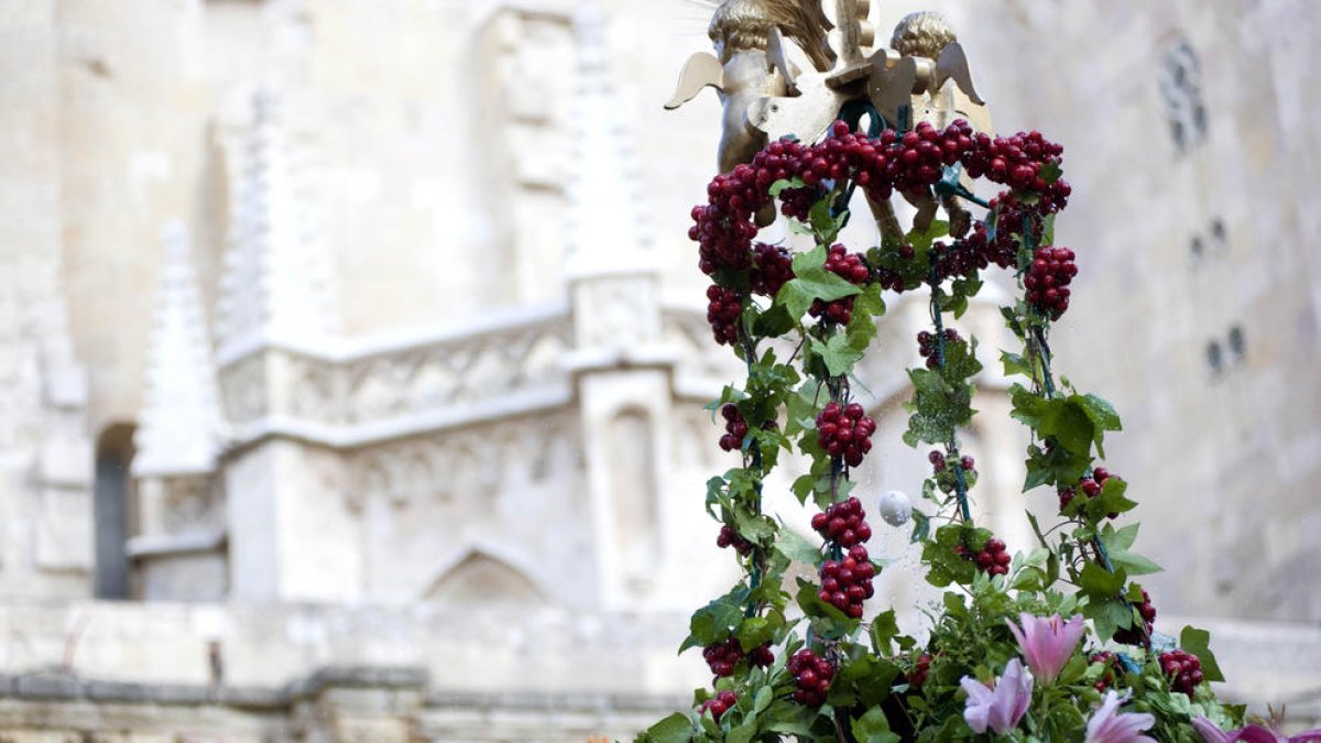 ¿'L'Ou com Balla' gira en el surtidor y no cae al suelo porque está vacío o lleno?