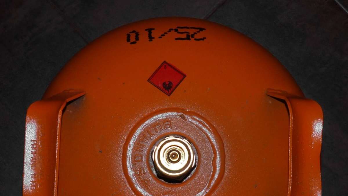 Tres joves en estat crític a l'esclatar una bombona