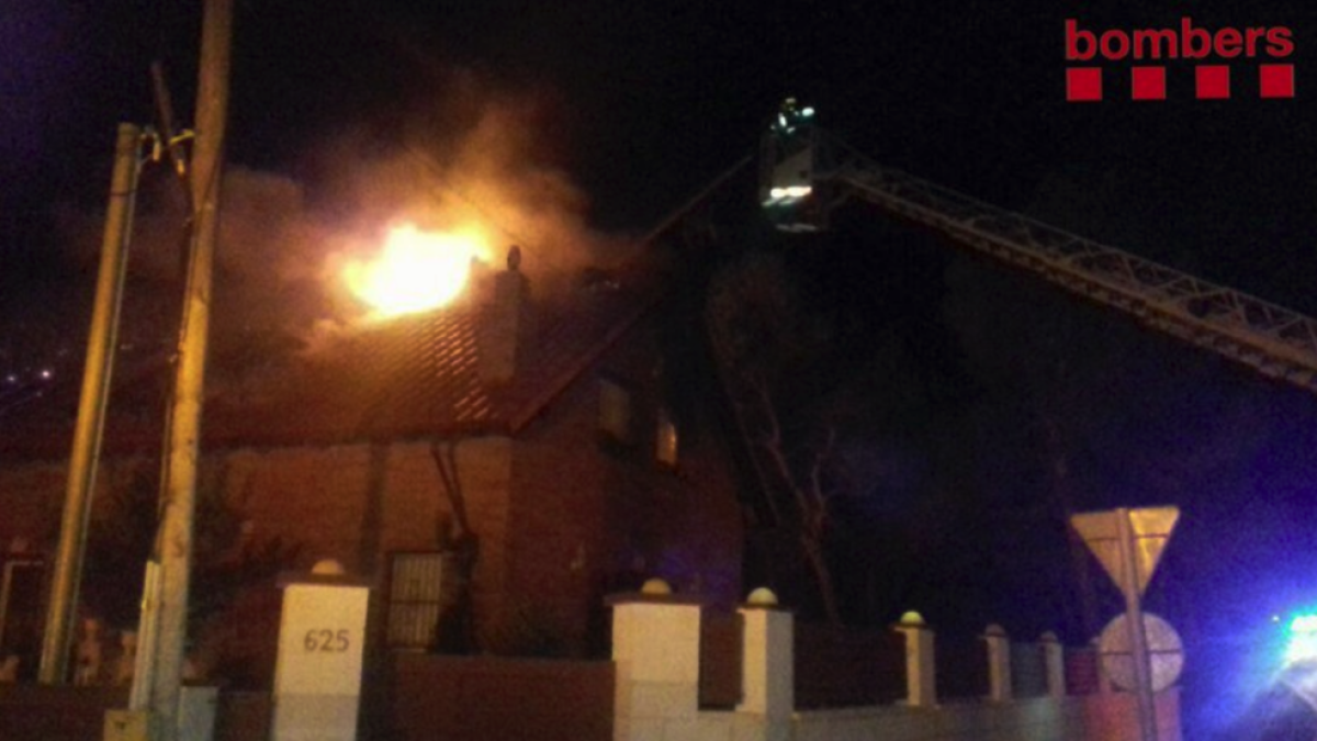 S'esfondra el teulat d'una casa a Querol per un incendi a la xemeneia