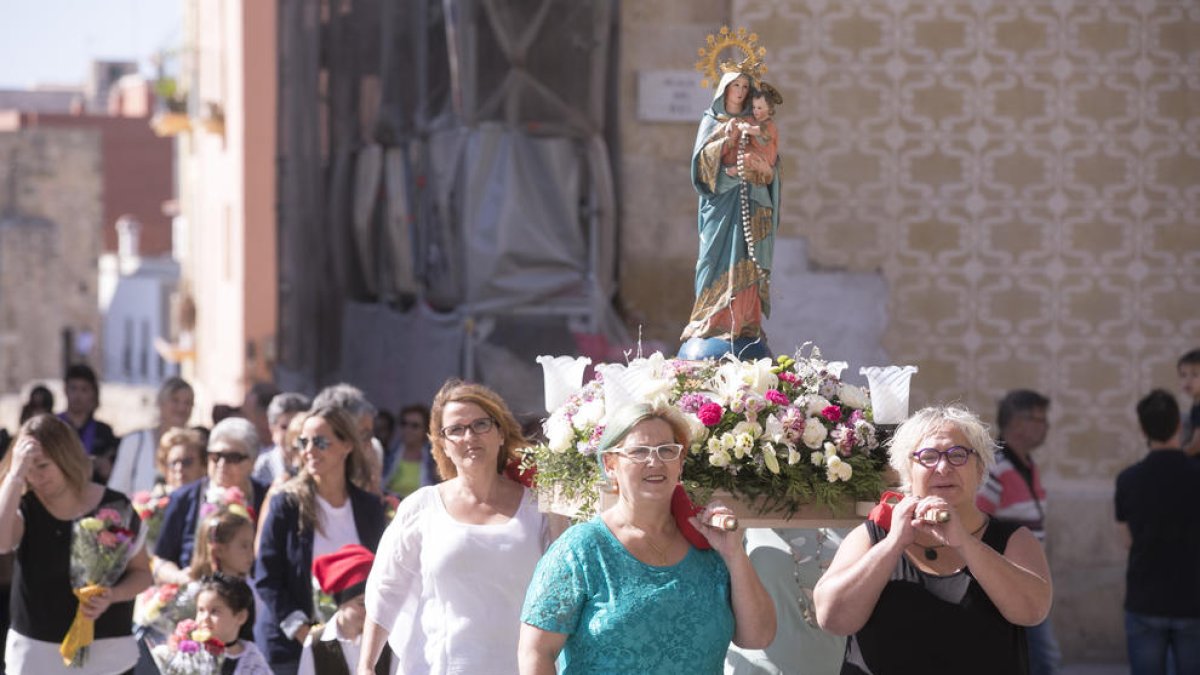 La processó de la Mare de Déu del Roser omple la Part Alta