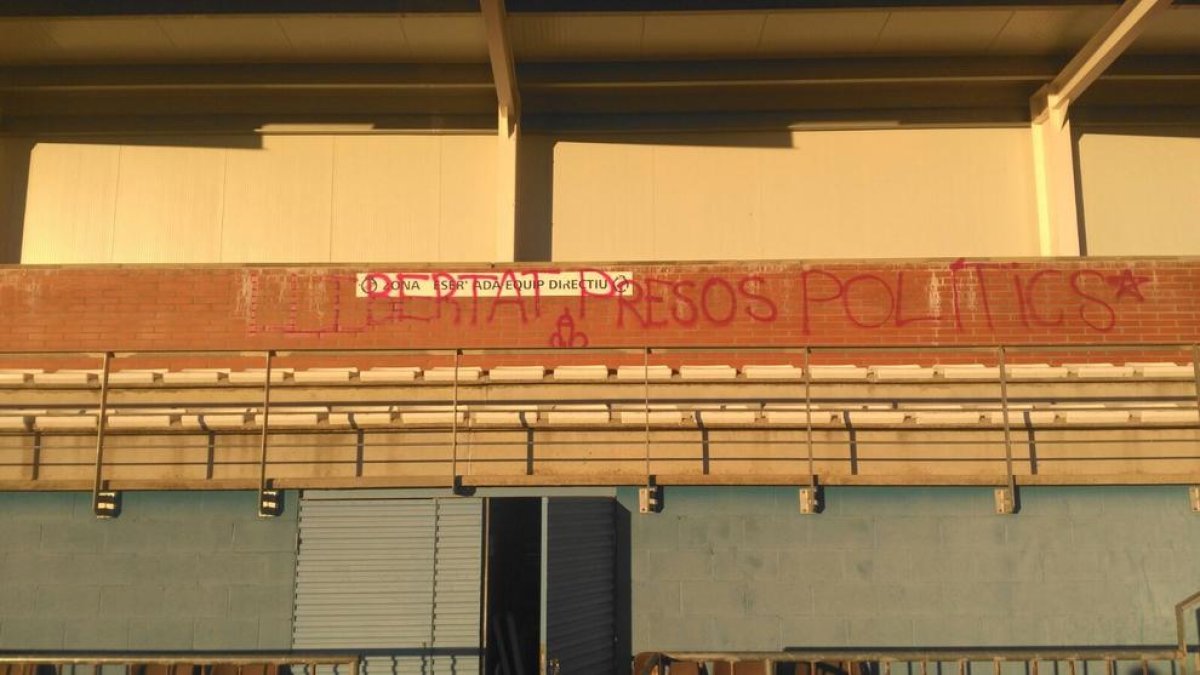Aparecen pintadas en el campo de fútbol del Morell