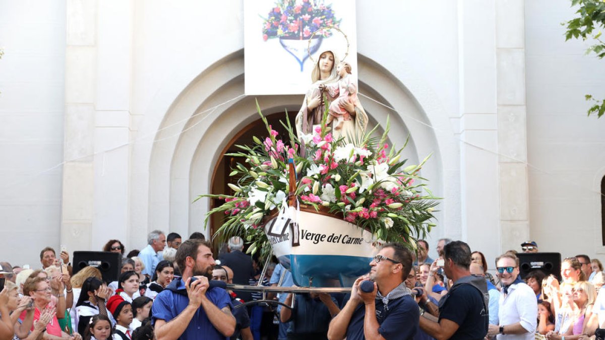 Cambrils honra a la patrona de los pescadores: la Madre de Déu del Carme