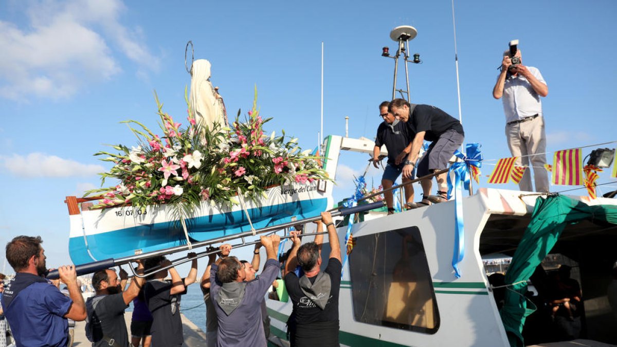 Cambrils honra a la patrona de los pescadores: la Madre de Déu del Carme
