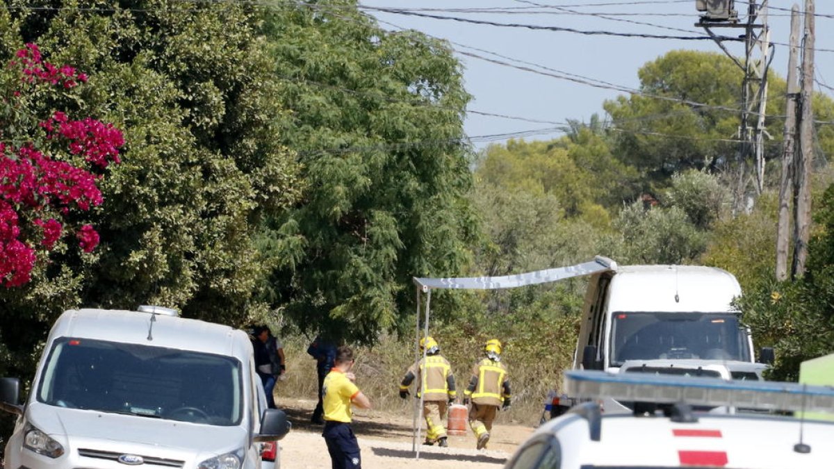 Dos efectius dels Bombers retirant una bombona de butà de la casa ensorrada per una explosió a Alcanar.