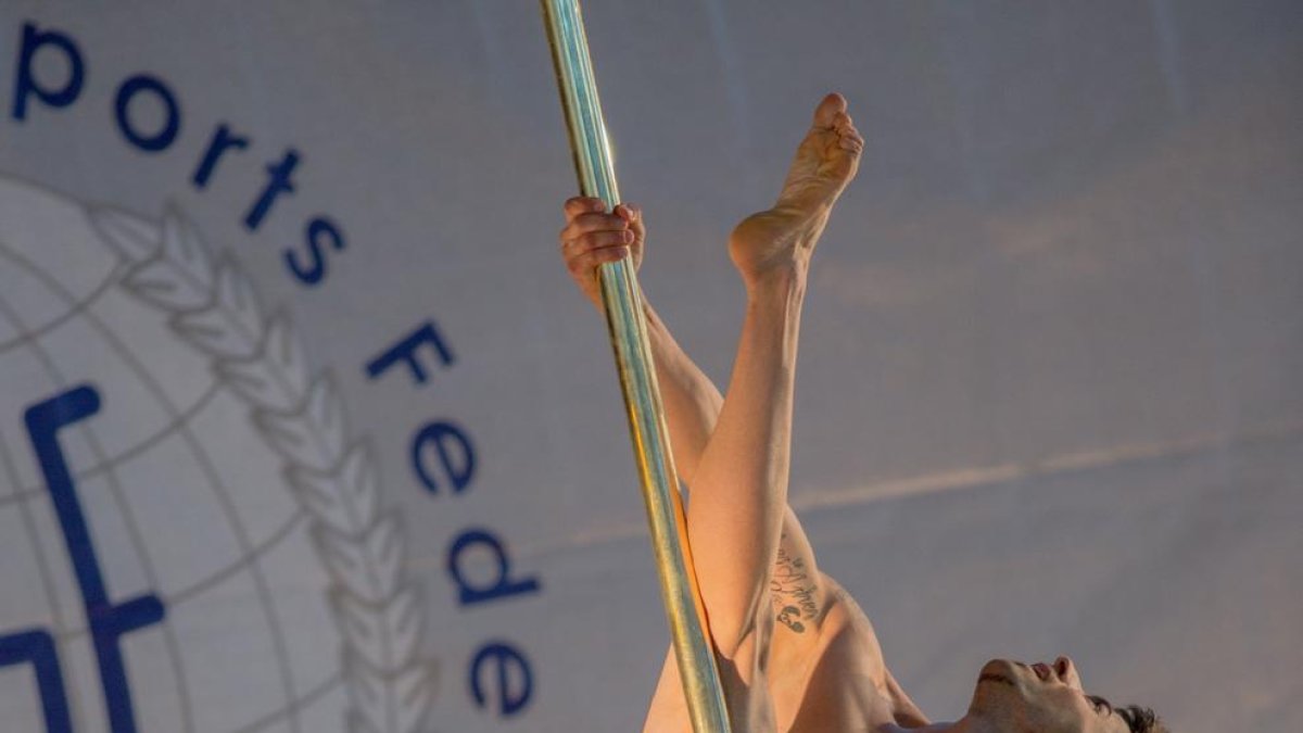 Esport sobre una barra vertical