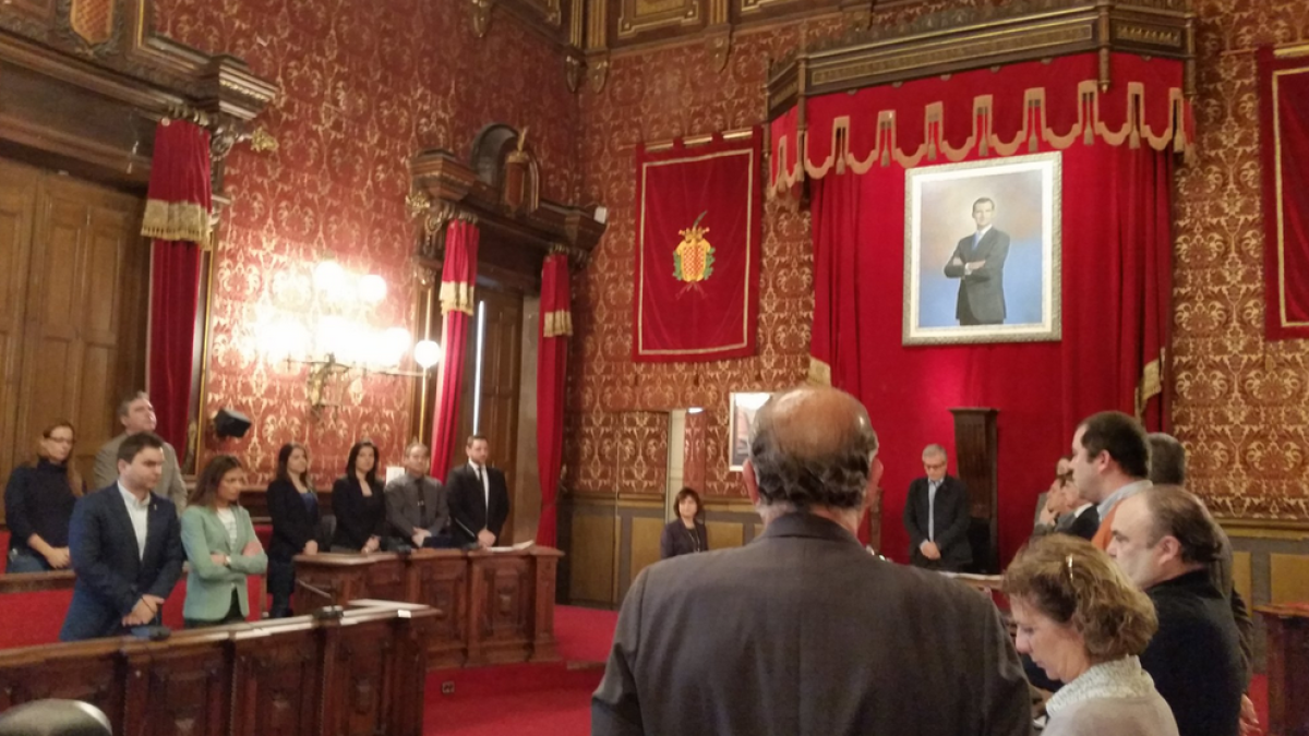 El pleno hace un minuto de silencio por|para la muerte de Marbel Negueruela