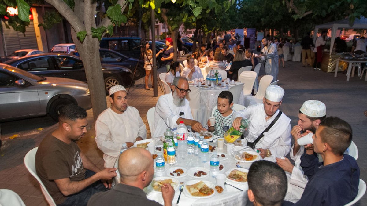 El trencament del dejuni del Ramadà surt als carrers de Reus per primer cop