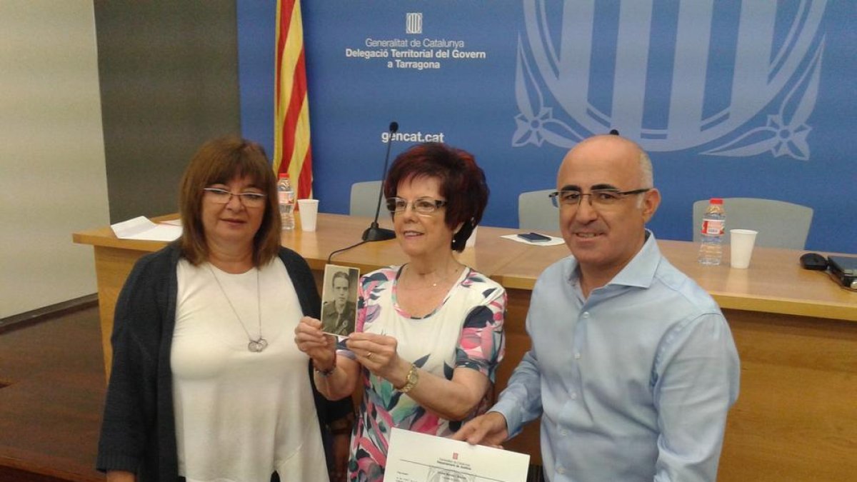 Herminia Garcia recibe el primer documento que acredita la anulación del juicio que el franquismo hizo a su padre