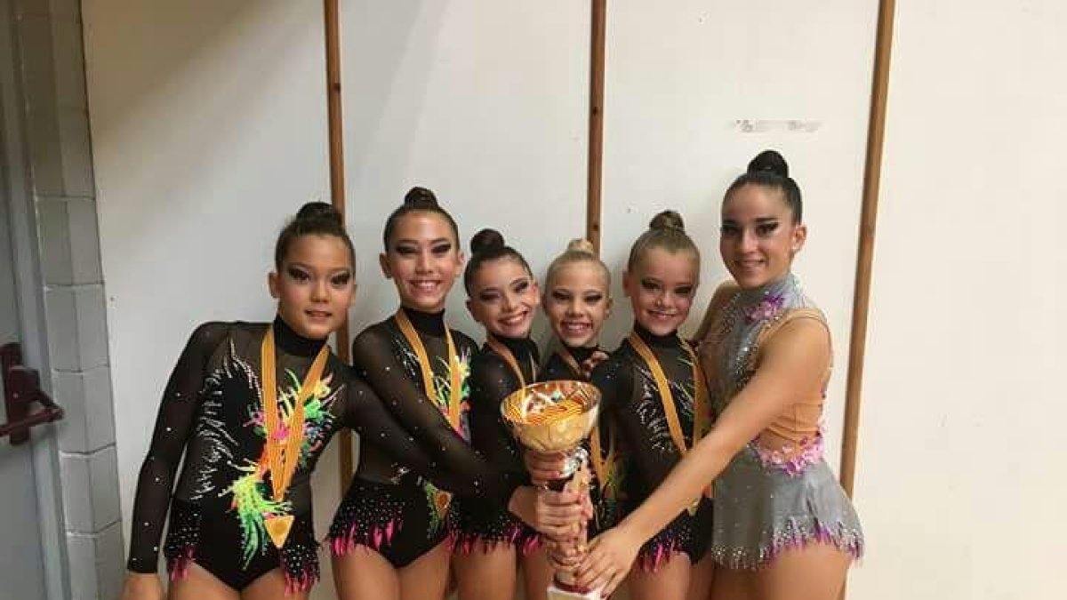 El equipo base de gimnasia rítimca del Salou Club Esportiu, clasificado por el campeonato de España