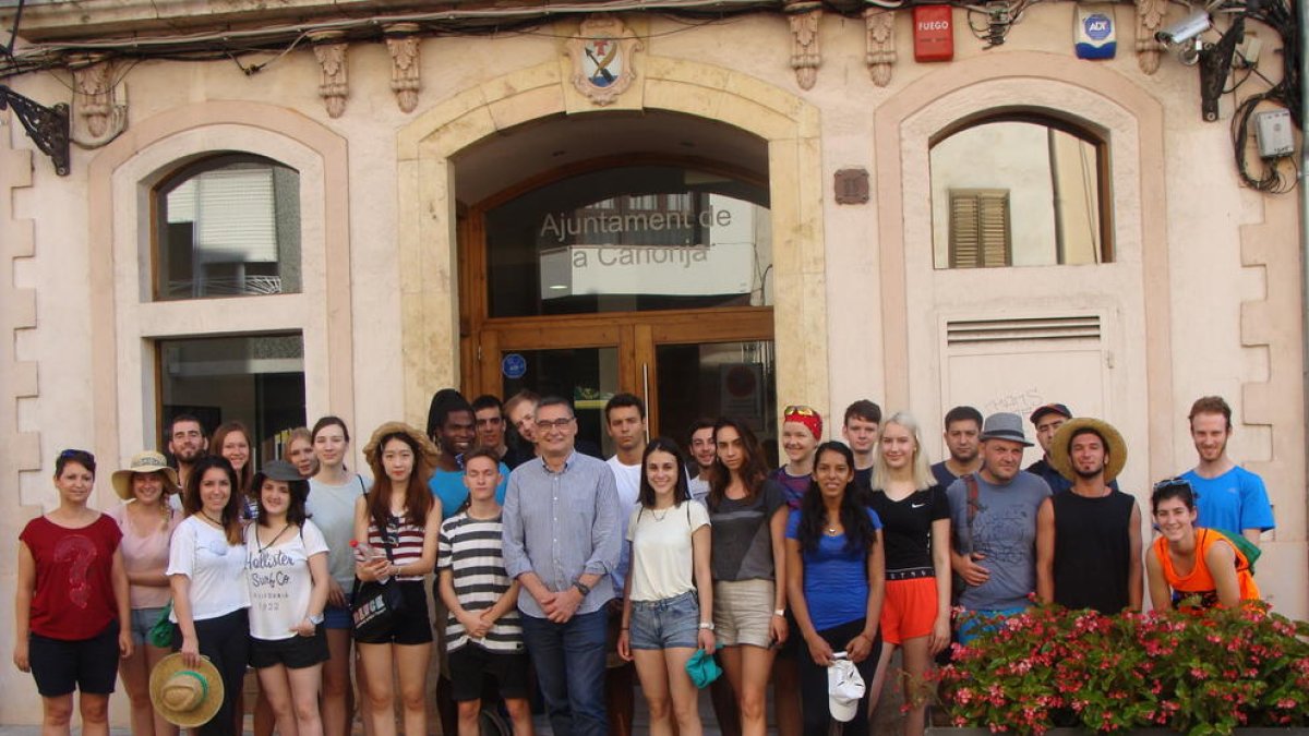 Veinticinco jóvenes de todo el mundo participan en el Campo de Trabajo de la Riera de la Boella