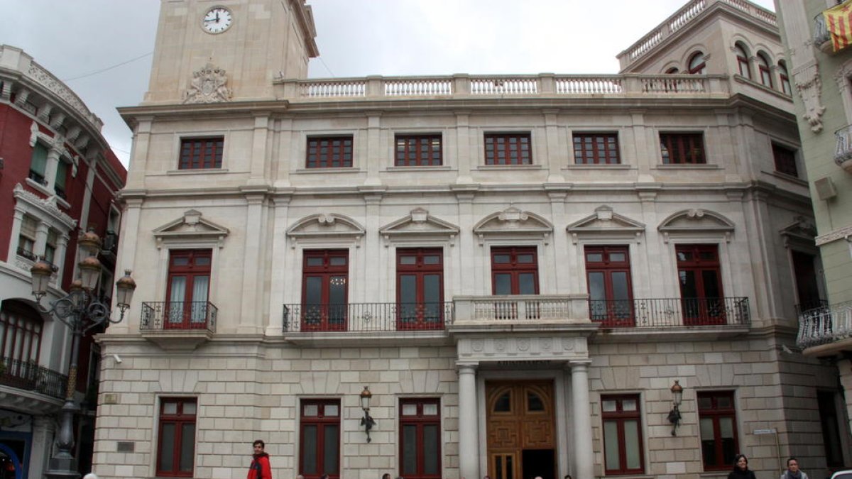 El Ayuntamiento de Reus rechaza a la violencia policial del 1-O y reclama la libertad de Sànchez y Cuixart