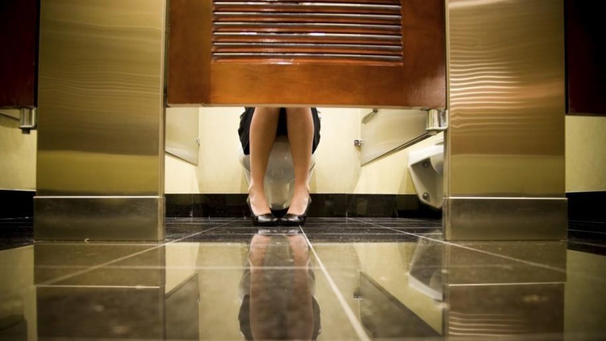 Piden 333 años de prisión para un camarero por grabar clientes en el baño del bar