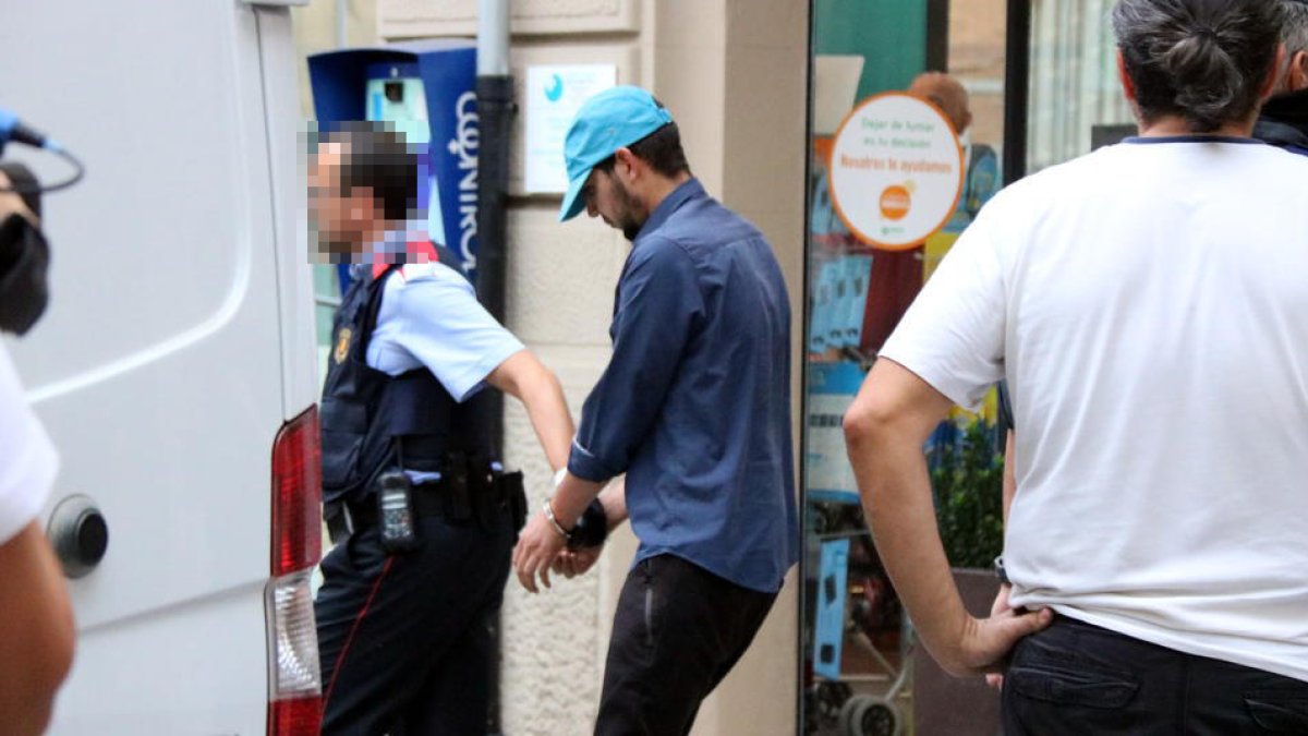 Los Mossos se llevan al tercer detenido de Ripoll en medio de gritos de los vecinos