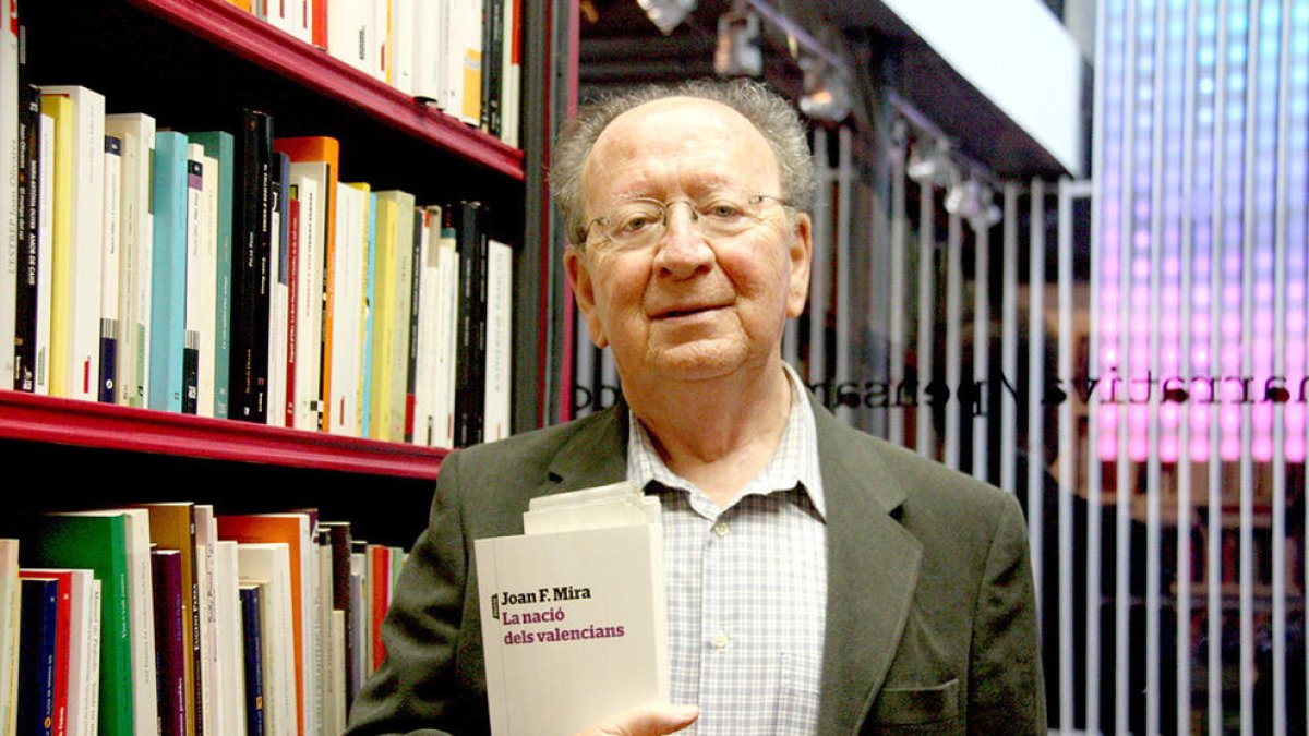 Los escritores Mira, Soria, Domínguez y Baixauli dejan 'El País' por la cobertura sobre Cataluña