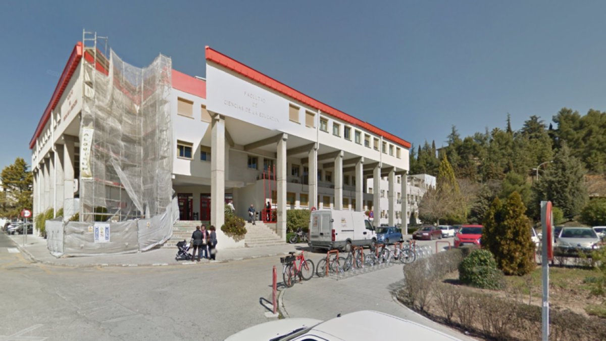 Aprueba a una alumna con excelente sin haberse presentado a examen